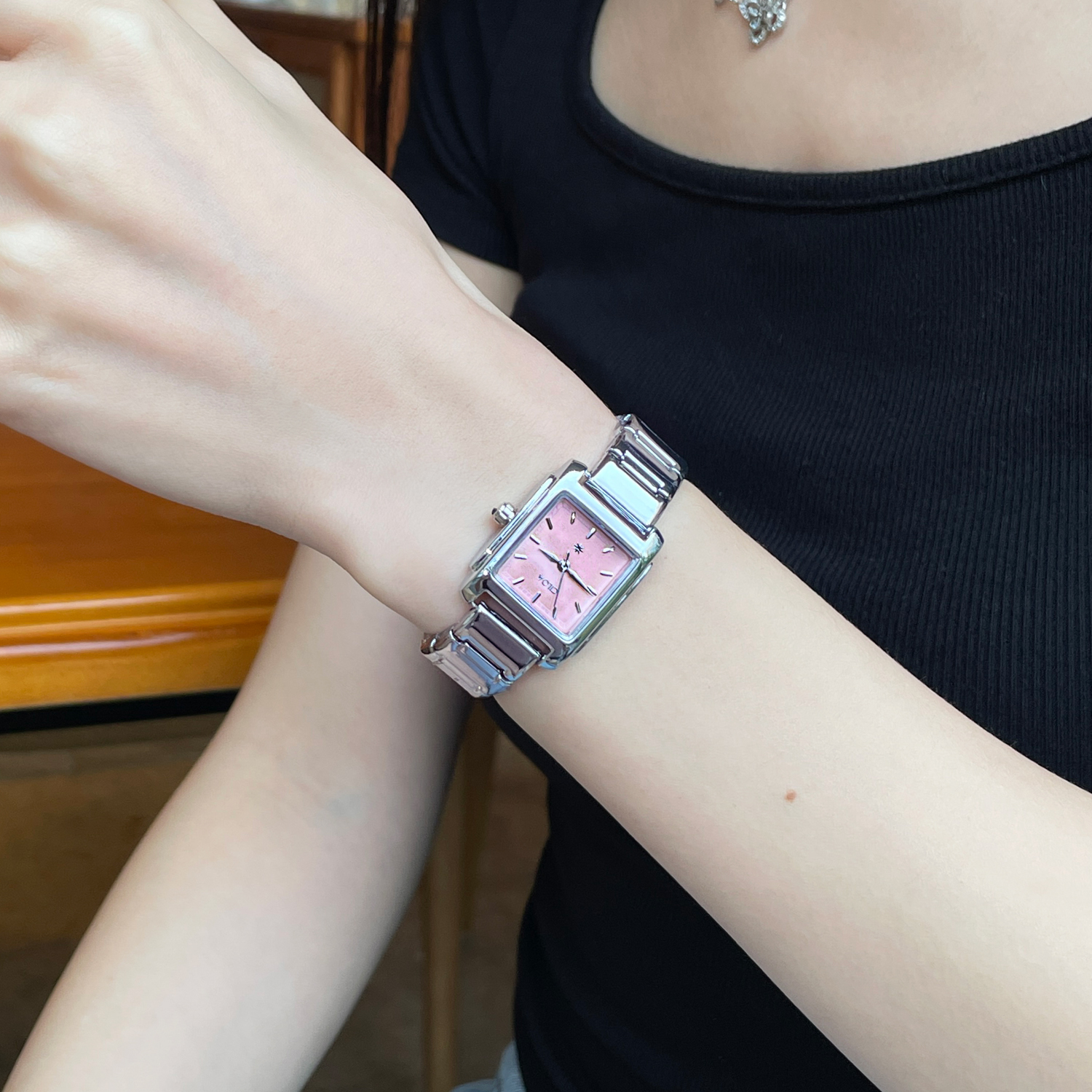 CILOA pink square watch female - Luxury Watch Trends 2025 avaliação e preço